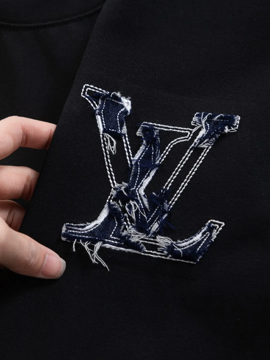 🅿️210 Louis Vuitton 1V LV lv slightly wide version S-XL LV 26ss new products are available at counters simultaneously. Multiple craftsmanship. Front and rear denim patch letters🪡 embroidery. Round neck short-sleeved T-shirt, same style for men and women! Consigned to one-to-one creation. Synchronized with the official website, pure cotton fabrics at the counter! It is close to the skin and comfortable, durable and easy to wear. It has a classic and simple logo design and meticulous original craftsmanship. Short-sleeves, a must-have item for men, do not appear to be the same for the general public, but must be unique and eye-catching. This LV short-sleeve is all about quality, comfort, the same shape and fashion as always, including fabrics and cutting techniques. All of them have been made with great effort! 320 grams of washed pure cotton fabric, pure cotton is breathable, very refreshing and comfortable for daily wear. The rib knitting on the neckline is smooth and tight, and the neckline will not be skewed if you toss it at will. The loose version, you will find that it looks really good on the upper body. The overall is minimalist and neat, super versatile for daily use! Pair it casually with a pair of pants for a youthful look. A T-shirt will make your outfit crazy. It is a fashionable item that can never go wrong! Color: Black White Size: S-XL Size chart: S: Shoulder width 50-Bust 56-Length 70 M: Shoulder width 52-Bust 57-Length 72 L: Shoulder width 54-Bust 59-Length 74 XL: Shoulder width 56-Bust 62-Length 76